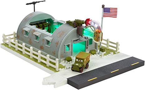 Disney Pixar Cars Precision Series Ensemble de jeu La cabane excédentaire de Sarge